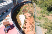 Um muro divide a escola da APP