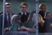 Brasília (DF) - 22/03/2021 Presidente Bolsonaro chega ao Palácio da Alvorada e cumprimenta apoiadores sem máscara. Os seguranças que o acompanham também não utilizam o equipamento de proteção