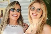 Poliana Rocha e Virginia Fonseca posam juntas e sorridentes durante festa