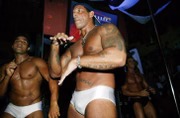 Ele é ex-ator pornô