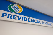 O procedimento é realizado uma vez por ano e serve para evitar fraudes e garantir a manutenção do pagamento. Porém, durante a pandemia, a obrigatoriedade foi suspensa em algumas ocasiões 