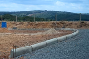 Obras no local, com canaletas, rodapé e sistema de escoamento