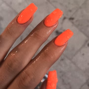 A estrela escolheu um laranja neon 