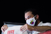 Ex-presidenciável Guilherme Boulos aparece na varanda e agradece a apoiadores. 