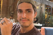 Felipe Prior posa de boné para as redes sociais