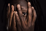 Segundo o advogado Newton Valeriano, “quando uma pessoa dona de um estabelecimento coloca uma placa informando "aqui não entra negro, ou não entra judeu", essa pessoa está cometendo discriminação contra todo um grupo e, dessa forma, responderá pela Lei do Racismo”