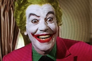 <b>Cesar Romero (1960): </b> Dono da interpretação mais marcante do Coringa para a TV. Foi Romero quem deixou de lado toda a história sombria do personagem, dando mais comicidade ao vilão. O estilo foi seguido por muitos atores posteriormente