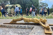 Familiares e amigos acompanham o caixão