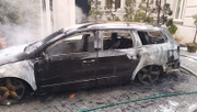 Carro ficou destruído após pegar fogo com suspeito dentro