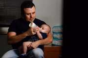 Médico Tiago de Oliveira Costa cuida do filho gestado após inseminação artificial