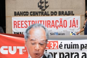 Servidores também pedem a reestruturação de carreiras e criticam a PEC da Reforma Administrativa