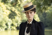 “Colette também está nos cinemas, com uma história verídica da ghost-writer que escrevia romances assinados pelo marido. Um sucesso de vendas que transforma a vida do casal, até que Colette decide não mais viver sob as ordens do companheiro aproveitador e se rebela em busca de sua redenção como escritora”, resume Renato