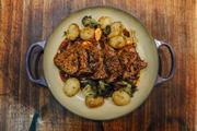 Cupim assado na brasa com cebola caramelizada e molho poivre do chef Paulo Tarso
