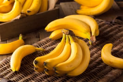 A banana, por exemplo, é rica em vitamina B6 e triptofano, um aminoácido responsável pela produção de serotonina, aliado na diminuição do estresse