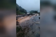 Terra, água e lama invadiram pistas de rodovias em Angra dos Reis (RJ)