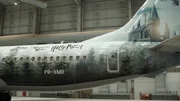 A aeronave é decorada assim porque sai de Orlando, local onde existe um parque com a temática do bruxo