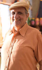 Bemvindo Sequeira é Adolfo ConstantinoCanarinho é um senhor simpático, aposentado, que tem esse apelido por viver assobiando. Frequentador mais antigo e assíduo do restaurante de Mariinha no Vidigal. Bemvindo Sequeira é Adolfo ConstantinoCanarinho é um senhor simpático, aposentado, que tem esse apelido por viver assobiando. Frequentador mais antigo e assíduo do restaurante de Mariinha no Vidigal.