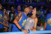 Neymar brinca com a namorada Bruna Biancardi, no camarote
