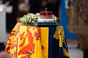 O caixão de carvalho da monarca envolto no Royal Standard of Scotland