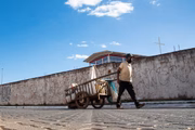 De acordo com estimativa do Movimento Nacional dos Catadores de Materiais Recicláveis, existem cerca de 800 mil profissionais catadores em atividade no Brasil
