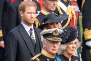 Os duques de Sussex têm uma relação conturbada com o rei Charles III e a rainha consorte, Camilla Parker Bowles