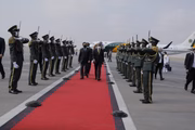 Recepção ao vice-presidente Hamilton Mourão em Luanda Reprodução/Twitter