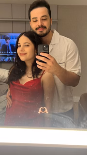 Yasmin Mendes Farias, filha de Joelma, e o namorado, Neto Alcântara, posam juntos para selfie
