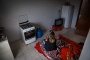 Ela mora de favor em uma quitinete