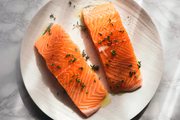 Rico em ômega-3 e vitaminas, o salmão promove a saúde da pele 