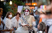 A drag Isabelita dos Patins ficou responsável por levar as alianças para os noivos