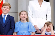 Os três irmãos, George, Charlotte e Louis, estudam na Lambrook School 