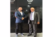 A esquerda Marinel Bozhanaj, criminoso de origem albanesa e um dos principais líderes do PCC, com cônsul de Moçambique