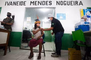 Isabel Bruno Cezário, 68 anos, ticuna, é vacinada contra a Covid-19. Ela mora na reserva Umariaçu, que pertence ao município de Tabatinga, Amazonas
