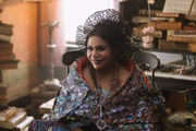 Mindy Kaling integra a equipe de anjos do filme e conseguiu o papel por, entre outros motivos, ser uma mulher de ascendência asiática proeminente na televisão americana