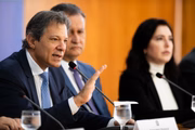 O ministro da Fazenda, Fernando Haddad, ao lado do ministro da Casa Civil, Rui Costa, e da ministra do Planejamento, Simone Tebet