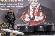 Hamas colocou quatro caixões pretos em um palco em Khan Younis --Metrópoles