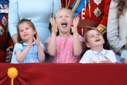 Príncipe George com a princesa Charlotte e Savannah Phillips