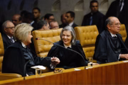 A presidente do TSE, ministra Rosa Weber, e a ex-presidente do Supremo, Cármen Lúcia: descontração na posse de Dias Toffoli