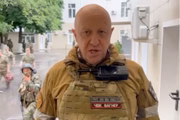 Reprodução de vídeo com o chefe de Wagner, Yevgeny Prigozhin, fazendo um discurso após o quartel-general do Distrito Militar do Sul estar cercado por combatentes do grupo paramilitar Wagner em Rostov-on-Don 