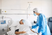 Em casos mais graves, em que o paciente possui dificuldade para respirar ou apresenta dor no peito, é necessário realizar tratamento hospitalar