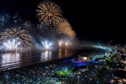 Foram 14 minutos de fogos de artifício em Copacabana na virada de 2020