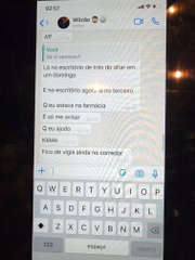 Segundo fontes da coluna, o romance entre os dois teria começado dentro da igreja e amigos ajudavam o casal a se esconder vigiando o corredor