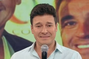 Ele apresenta o programa "Hora do Faro"