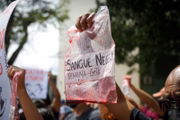 Cerca de 300 pessoas reúnem-se no local em uma manifestação pacífica com discursos contra o racismo e a xenofobia