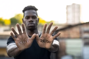 O racismo está previsto na Lei 7.716/1989 e ocorre quando pessoas de um determinado grupo são discriminadas de uma forma geral. A pena prevista é de até 5 anos de reclusão