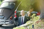 A mulher de Agnelo, Ilza Queiroz, e o advogado dele saem da casa do ex-governador, no Setor de Mansões Dom Bosco