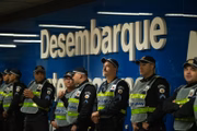 Policiais observam movimentação no aeroporto