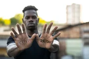 O racismo está previsto na Lei 7.716/1989 e ocorre quando pessoas de um determinado grupo são discriminadas de uma forma geral. A pena prevista é de até 5 anos de reclusão