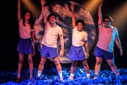 Nós Somos o Amanhã (SP) - Ficção de Lufe Steffen, referência do cinema LGBTQIA+, mergulha numa viagem no tempo que leva uma professora de música de volta aos anos 1980, para ensinar as pessoas a lutarem contra o bullying, a perseguição e a intolerância racial, de gênero e de sexualidade na sociedade da época