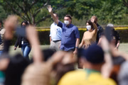 Bolsonaro e a primeira-dama acenam para apoiadores, no domingo (21/3)